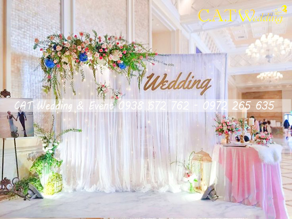backdrop cưới hoa tươi đơn giản tại TPHCM