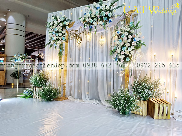 Backdrop cưới hoa tươi đơn giản