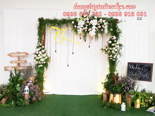 Backdrop cưới giúp tôn lên toàn bộ không gian đám cưới của bạn. Blue, xanh lá, hoặc tone màu pastel là màu sắc thịnh hành để tạo nên một backdrop cưới tuyệt đẹp. Thưởng thức những mẫu backdrop cưới hoàn hảo nhất để tạo nên một ngày cưới đầy sắc màu và ấn tượng.