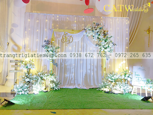 Backdrop cưới đơn giản bằng hoa lụa
