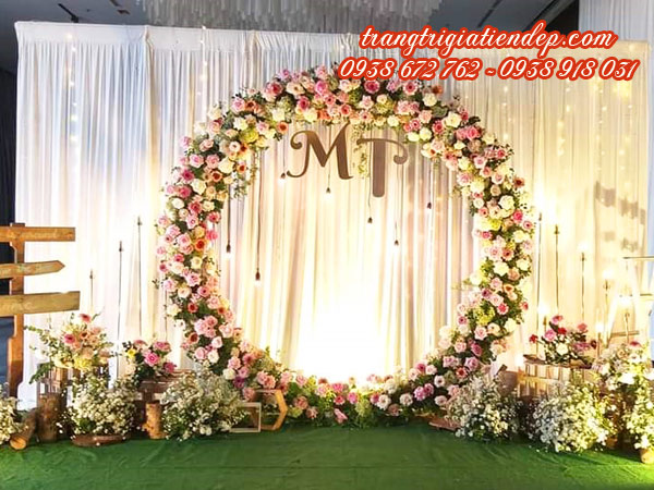 Cho thuê backdrop đám cưới bằng hoa lụa giá rẻ tại TPHCM