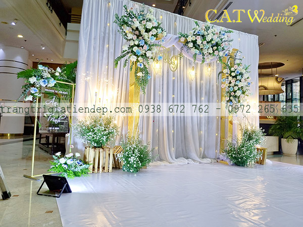 backdrop đám cưới đơn giản bằng hoa tươi