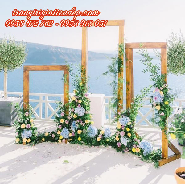 Với nền trang trí đẹp mắt, backdrop cưới sẽ làm nổi bật bữa tiệc của bạn. Hãy xem ảnh để được ngắm nhìn các kiểu backdrop độc đáo và ấn tượng nhất!