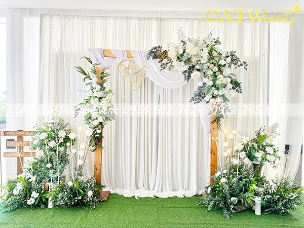 Mẫu backdrop đám cưới đẹp bằng hoa lụa