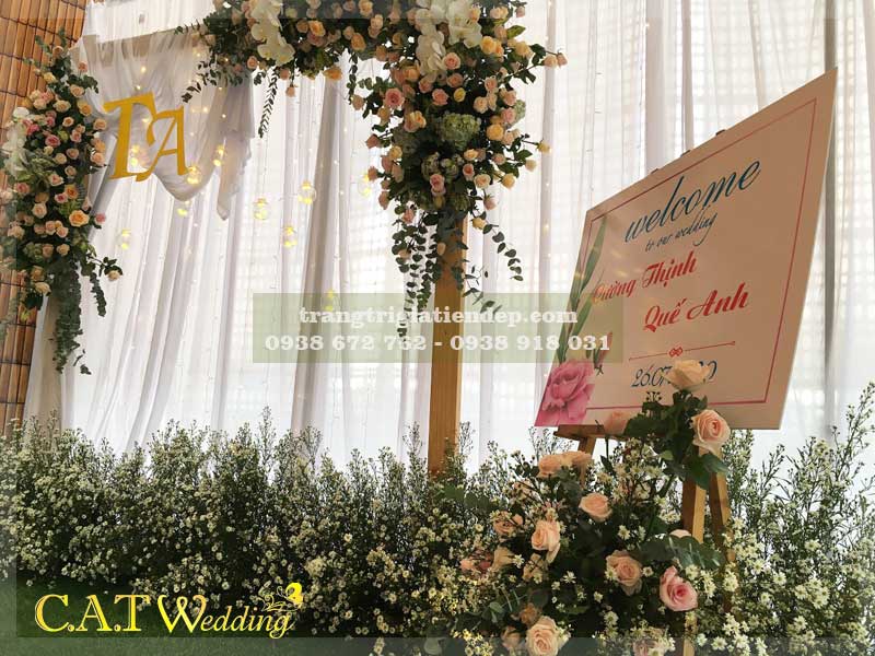 Trang trí backdrop đám cưới hoa tươi giá rẻ tại Thủ Đức