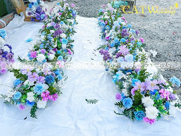 Cụm hoa trang trí lối đi đám cưới