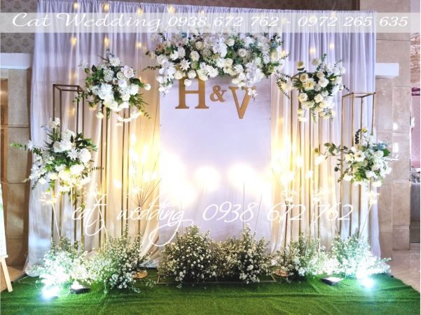Backdrop đám cưới bằng hoa lụa