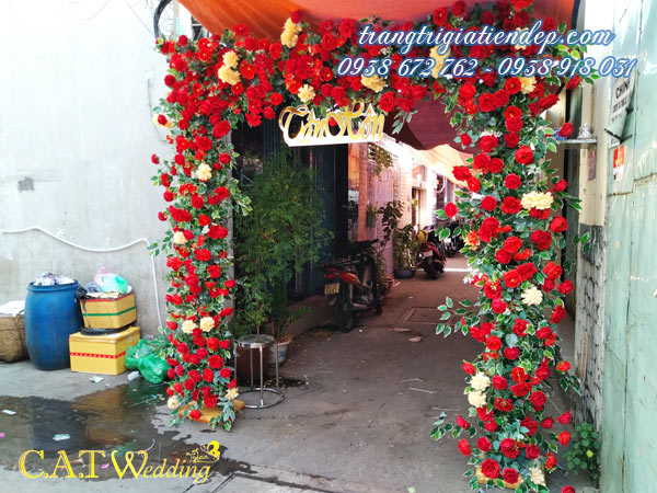 Bán cổng hoa cưới màu đỏ giá rẻ tại TPHCM