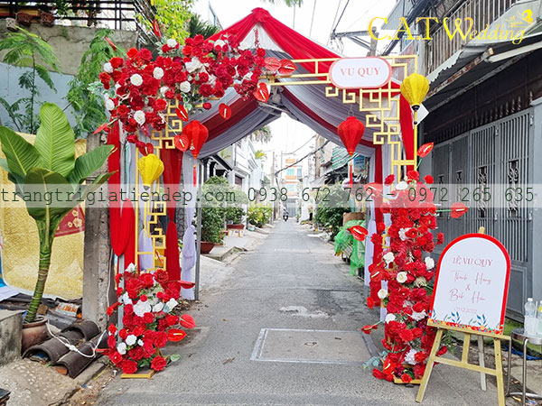 cổng hoa cưới màu đỏ
