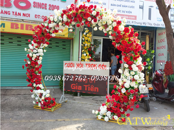 cổng hoa cưới màu đỏ đẹp