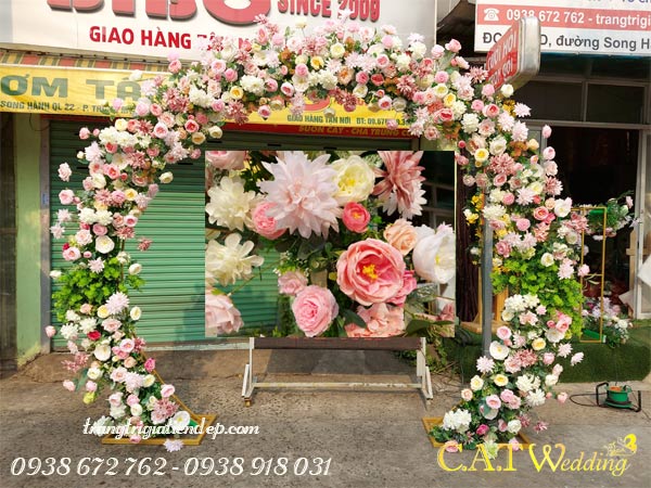 cổng hoa cưới màu hồng