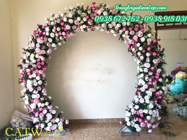 cổng hoa cưới màu hồng hình tròn