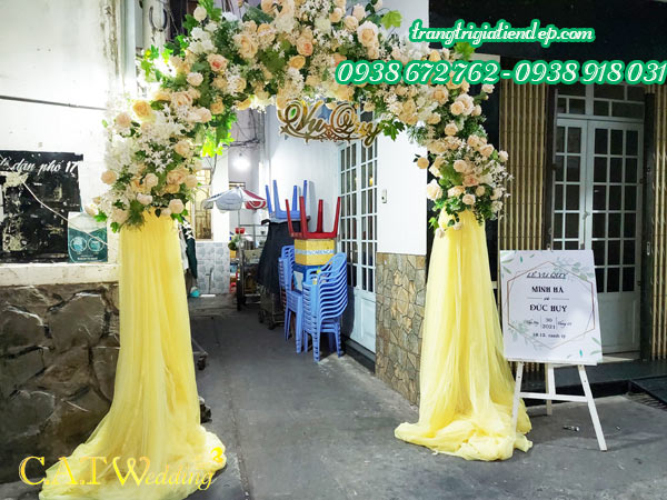 Cổng hoa cưới màu vàng