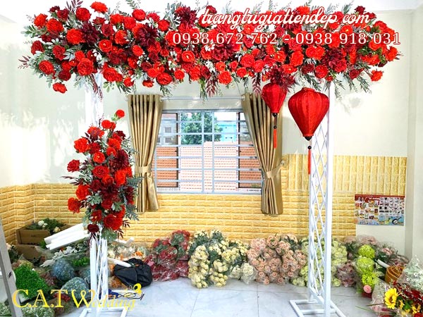 Cổng hoa đám cưới màu đỏ khung hình thang