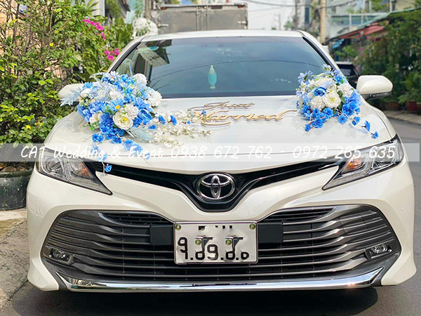 hoa giả trang trí xe cưới tại TPHCM