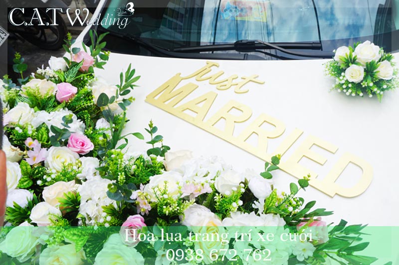 Thuê hoa trang trí xe cưới