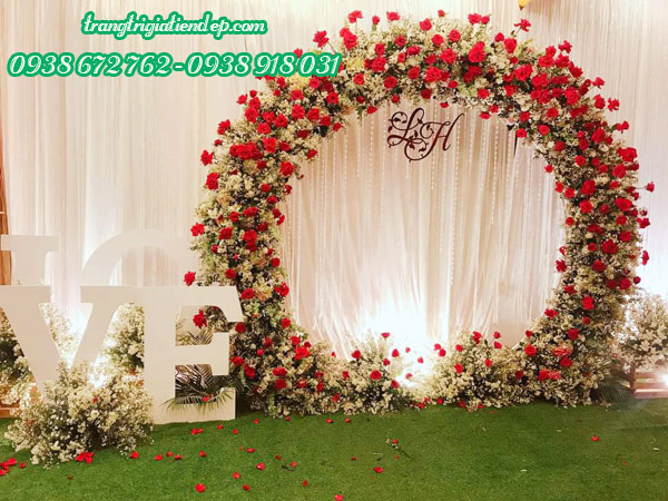 Hãy chiêm ngưỡng bức hình đầy lãng mạn với backdrop đám cưới xinh đẹp nhất từ trước đến nay. Sự tinh tế và công phu trong cách bố trí màu sắc và hoa lá sẽ làm bạn trầm trồ, cảm nhận được tình yêu và hạnh phúc của đôi uyên ương. 