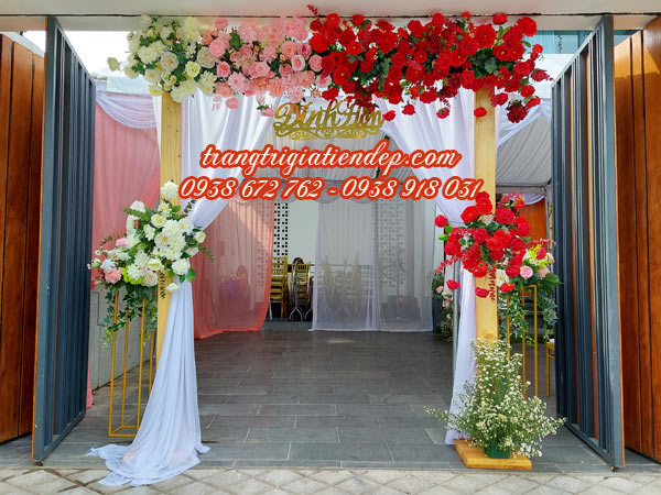 Cùng chúng tôi tạo nên một cổng hoa cưới đẹp và độc đáo nhất cho đám cưới của bạn. Những bông hoa vàng rực rỡ kết hợp cùng những chi tiết đơn giản nhưng tinh tế sẽ tạo ra một không gian trang trọng và lãng mạn cho buổi lễ của bạn. Hãy để chúng tôi giúp bạn chuẩn bị một ngày trọng đại thật hoàn hảo.